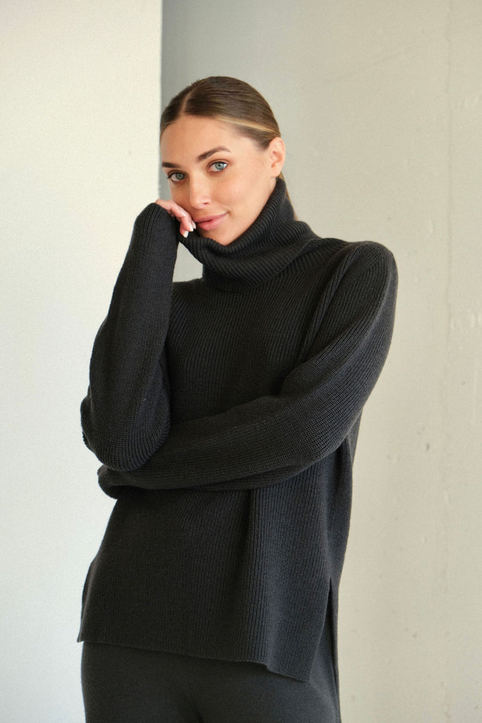 Viola Stils Fashion 3D knitwear Seamless Oversized soft merino wool sweater high neck with slits
