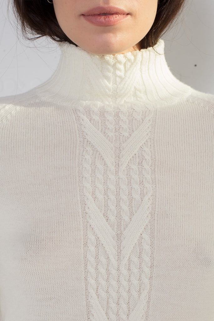 Viola Stils Soft merino wool sweater high neck collar in white