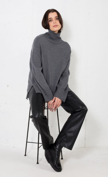 Viola Stils Oversized soft merino sweater in fashion grey